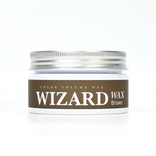 Wizard Wax™ Brown hårvoks – Farvet styling med videnskabelig præcision
GainerHair’s nye Wizard Wax er udviklet med en banebrydende formel, der kombinerer stærkt hold, naturlig pleje og avanceret farveteknologi. Ved hjælp af mikroniserede jernoxider tilfører voksen håret en dyb, levende farveeffekt. Pigmenterne reflekterer lyset på en måde, der får håret til at fremstå fyldigere, tættere og mere kraftfuldt – uden at tynge eller klæbe.