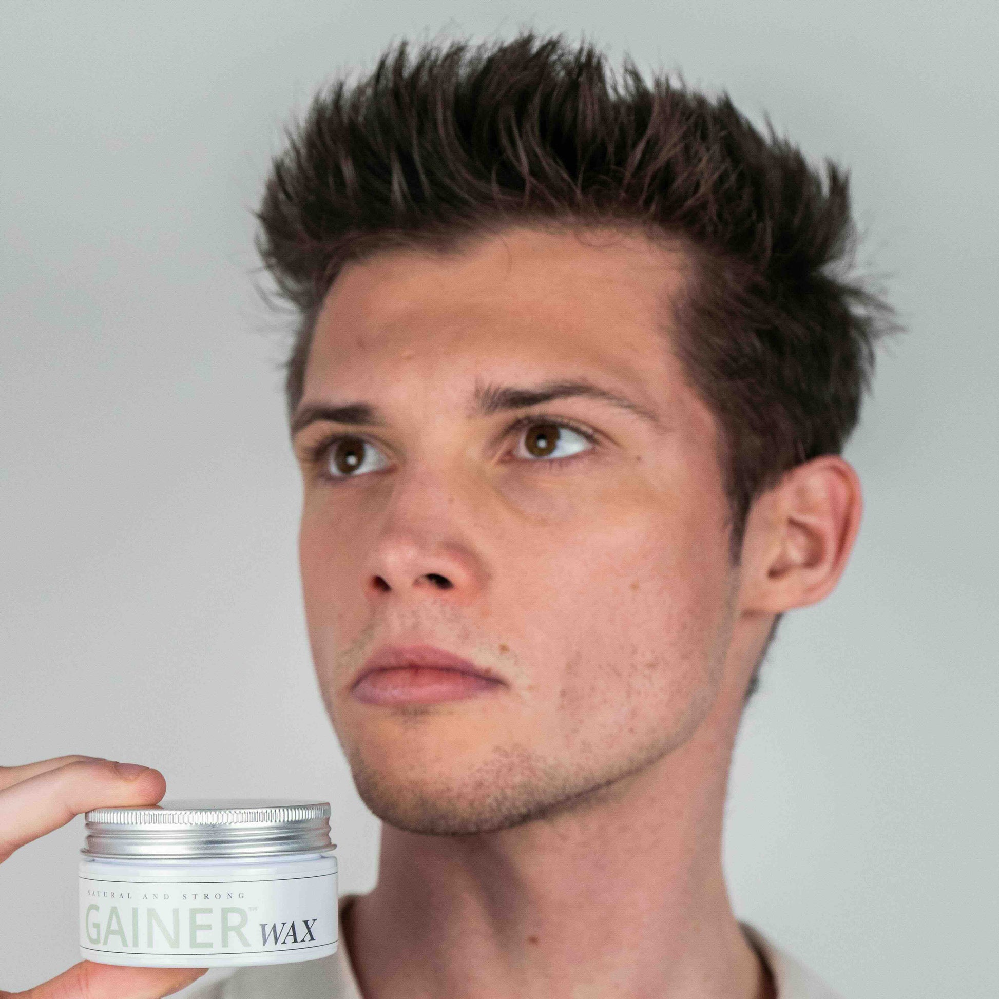 Gainer Wax™ kombinerer et stærkt mat hold og ekstrem volume, med naturlige ingredienser. Formlen er beriget med SeaRenew™ - et mikroalgeekstrakt der styrker hårvækst.