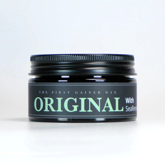 Original Wax™ hårvoks er tilbage i sortimentet – den ikoniske opskrift fra GainerHairs begyndelse, nu opdateret med rene ingredienser og uden silikone.
En alsidig hårvoks med stærkt hold og naturlig finish, skabt til dig der vil have kontrol, struktur og stil – uden at fedte. Original Wax™ hårvoks, indeholder ingen fikseringsagenter, hvilket gør den til den hårvoks i vores sortiment, der er nemmest at restyle.