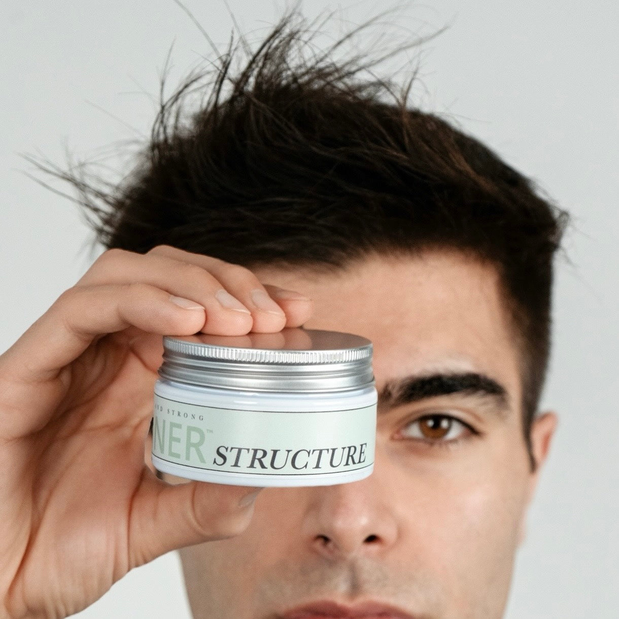 Gainer Structure™ giver et langvarigt, fleksibelt hold, der gør det let at restyle frisuren, når som helst i løbet af dagen. Den lette men kraftfulde hårvoks, giver et naturligt og poleret look, som ikke vejer håret ned eller gør det fedtet.
Formlen er beriget med SeaRenew™ - et mikroalgeekstrakt der styrker hårvækst. 