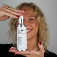 Gainer-Plex Saltwater Spray™ er din vej til naturligt tekstureret og fyldigt hår, uden at gå på kompromis med sundheden i hovedbunden og håret. Denne unikke spray kombinerer effekten af saltvandsbaseret styling med kraftfulde, naturlige ingredienser, der plejer og styrker håret. Formlen er beriget med økologisk aloe vera, niacinamid, koffein og økologisk rosmarin- og pebermynteolie, samt de avancerede ingredienser Capilia Longa™ og Anagain™, der specifikt kan fremme og styrke hårvækst. 