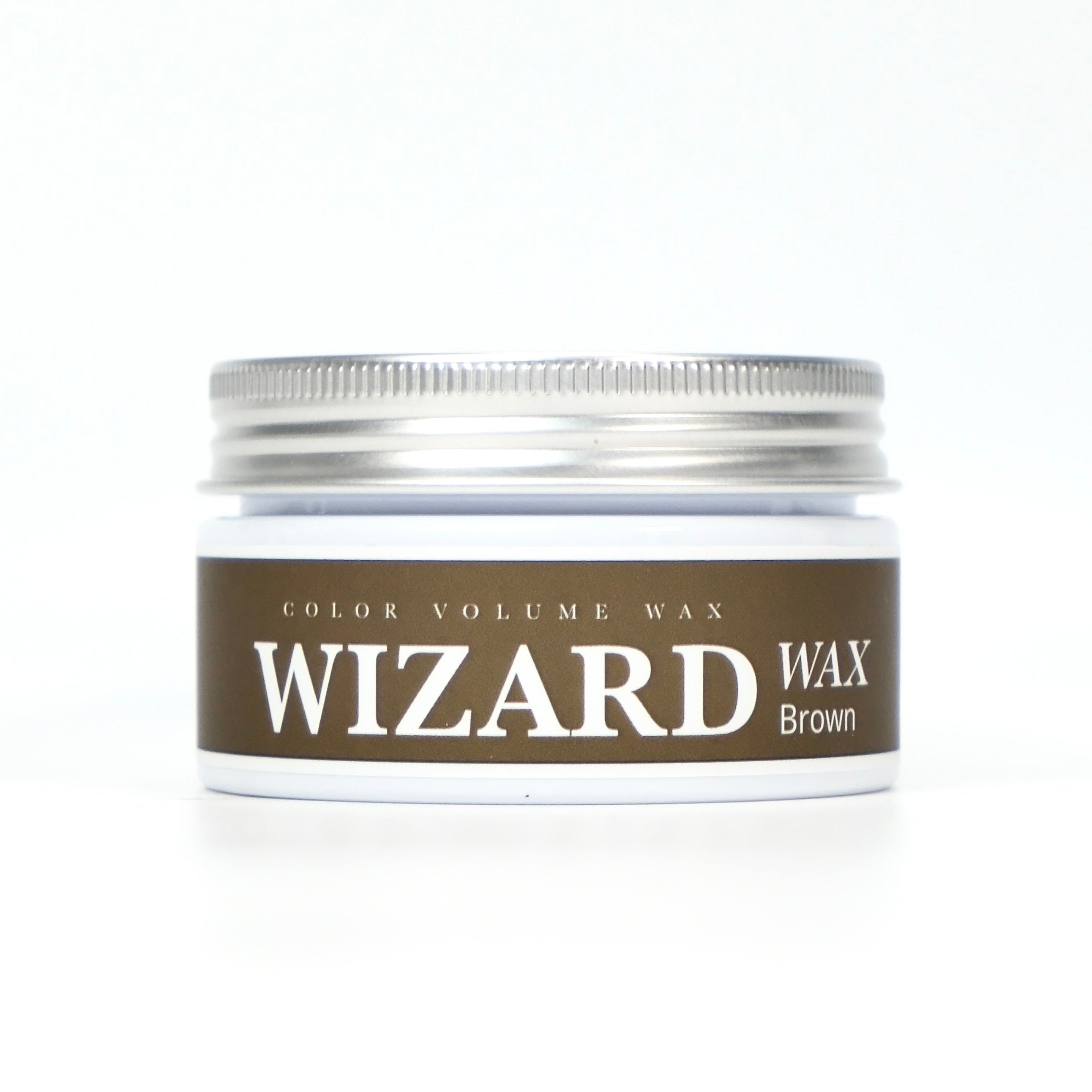 Wizard Wax™ Brown hårvoks – Farvet styling med videnskabelig præcision
GainerHair’s nye Wizard Wax er udviklet med en banebrydende formel, der kombinerer stærkt hold, naturlig pleje og avanceret farveteknologi. Ved hjælp af mikroniserede jernoxider tilfører voksen håret en dyb, levende farveeffekt. Pigmenterne reflekterer lyset på en måde, der får håret til at fremstå fyldigere, tættere og mere kraftfuldt – uden at tynge eller klæbe.