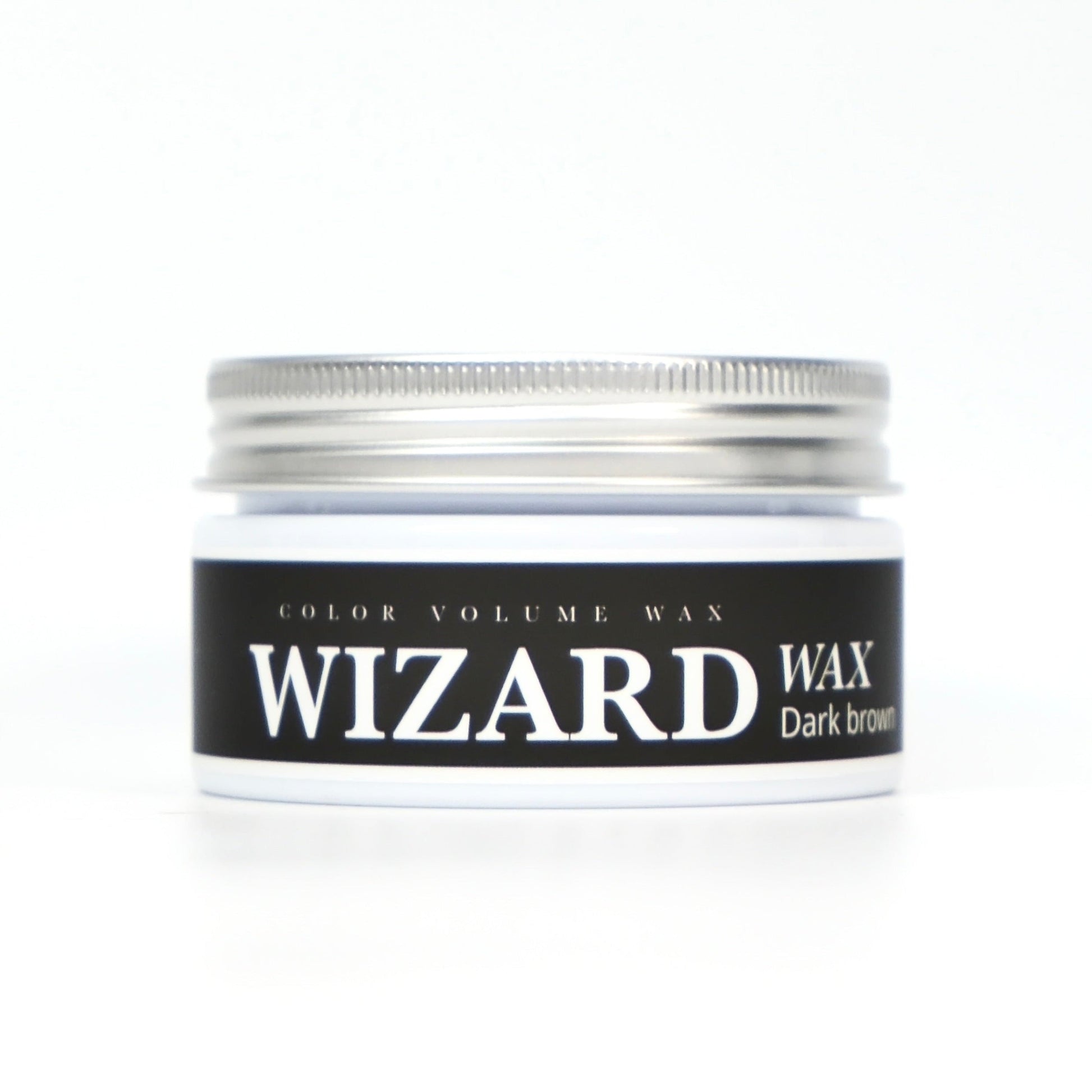 Wizard Wax™ Dark brown hårvoks – Farvet styling med videnskabelig præcision
GainerHair’s nye Wizard Wax er udviklet med en banebrydende formel, der kombinerer stærkt hold, naturlig pleje og avanceret farveteknologi.

Ved hjælp af mikroniserede jernoxider&nbsp;tilfører voksen håret en dyb, levende farveeffekt. Pigmenterne reflekterer lyset på en måde, der får håret til at fremstå fyldigere, tættere og mere kraftfuldt – uden at tynge eller klæbe.