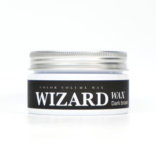Wizard Wax™ Dark brown hårvoks – Farvet styling med videnskabelig præcision
GainerHair’s nye Wizard Wax er udviklet med en banebrydende formel, der kombinerer stærkt hold, naturlig pleje og avanceret farveteknologi.

Ved hjælp af mikroniserede jernoxider&nbsp;tilfører voksen håret en dyb, levende farveeffekt. Pigmenterne reflekterer lyset på en måde, der får håret til at fremstå fyldigere, tættere og mere kraftfuldt – uden at tynge eller klæbe.